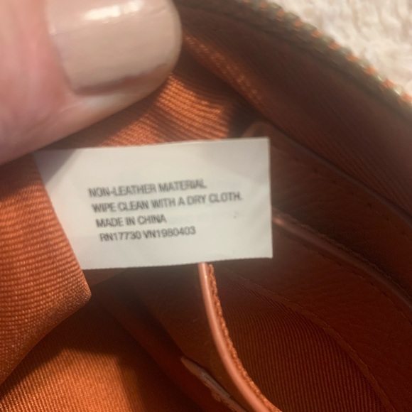 Universal Thread Wristlet Red/Rust Like New - Picture 9 of 9